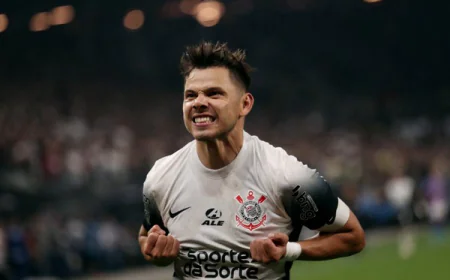 Avião com atacante Romero do Corinthians faz pouso de emergência em Manaus