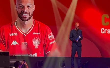 Carlão recebe o troféu craque do interior da FPF.