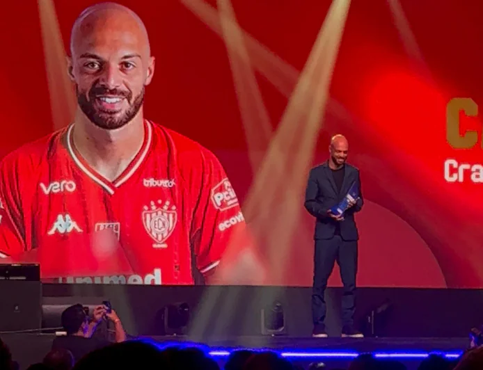 Carlão recebe o troféu craque do interior da FPF.