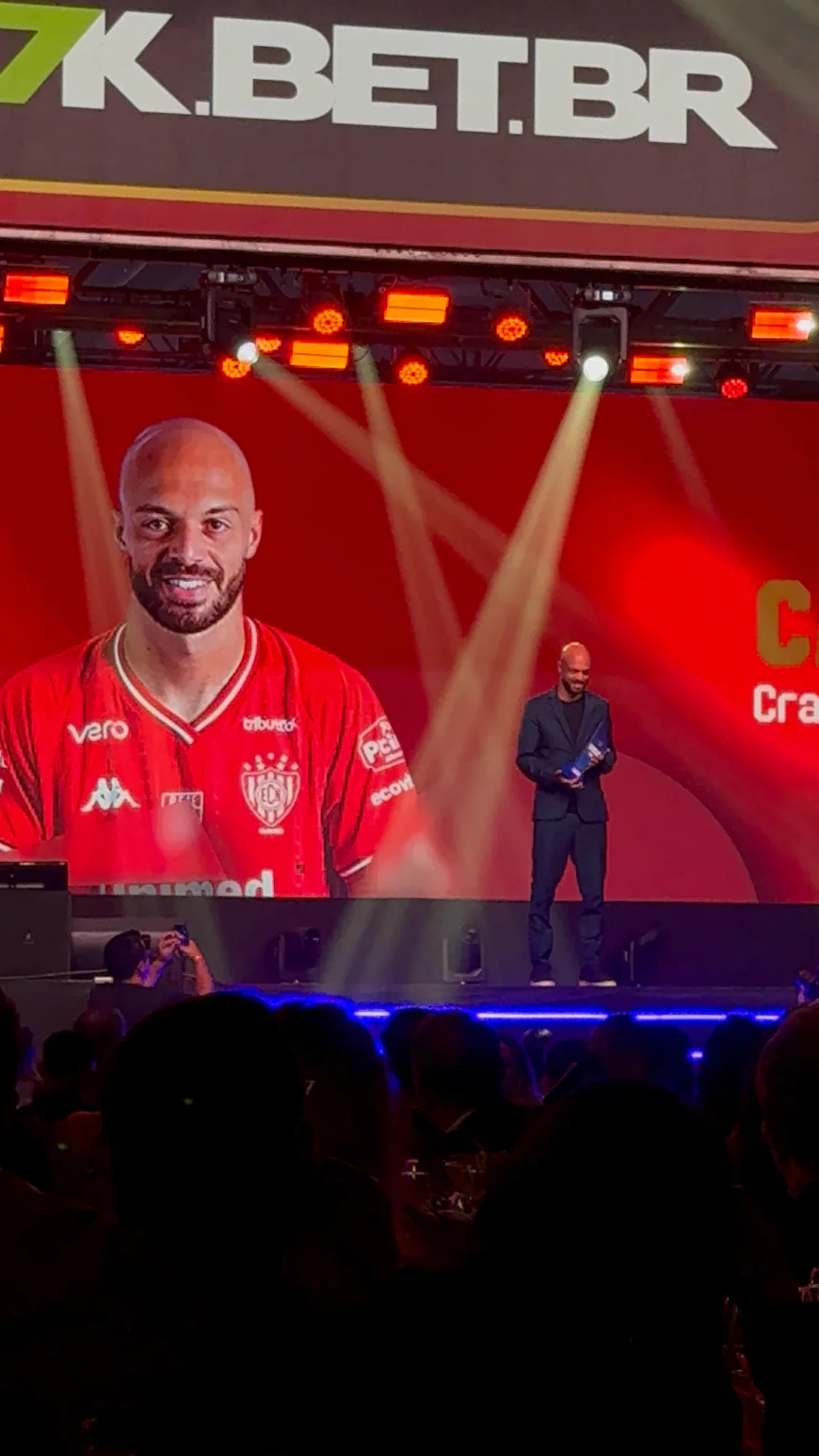 Carlão recebe o troféu craque do interior da FPF.