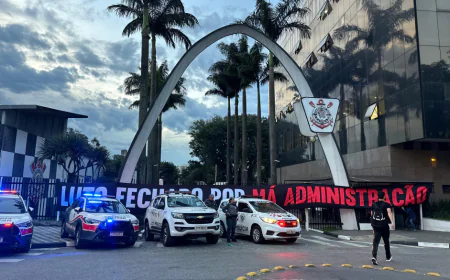 TORCIDA DO CORINTHIANS INVADE PARQUE SÃO JORGE EM PROTESTO CONTRA GESTÃO DO CLUBE