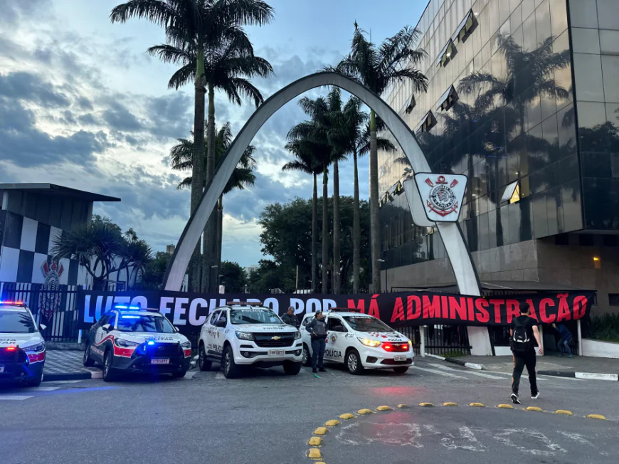 TORCIDA DO CORINTHIANS INVADE PARQUE SÃO JORGE EM PROTESTO CONTRA GESTÃO DO CLUBE